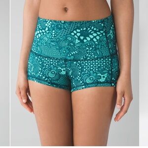 Lululemon Wunder under Pretty Lace Bali Breeze Alberta Lake booty shorts size 8